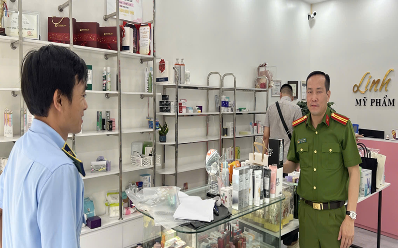 Kiểm tra, xử phạt 04 cơ sở kinh doanh mỹ phẩm nhập lậu tại TP.Hà Nội