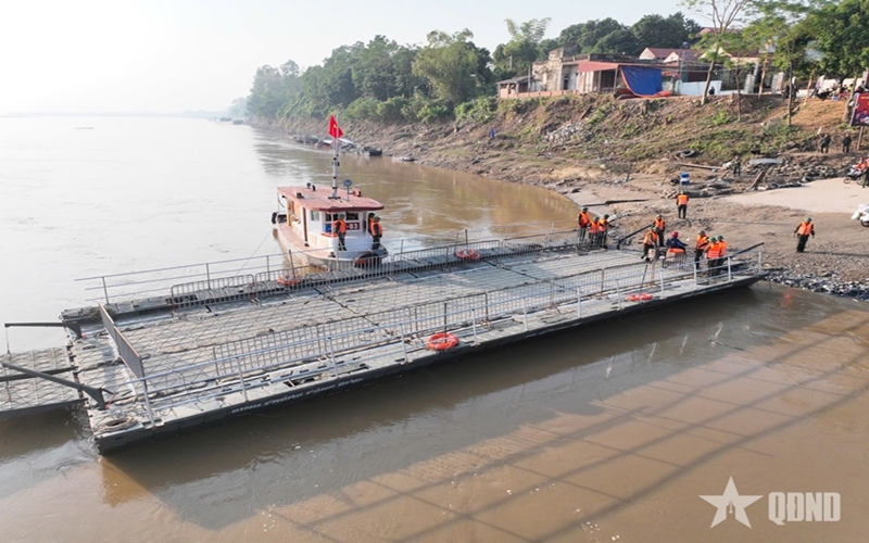 Cầu phao Phong Châu tạm dừng hoạt động vì nước chảy xiết