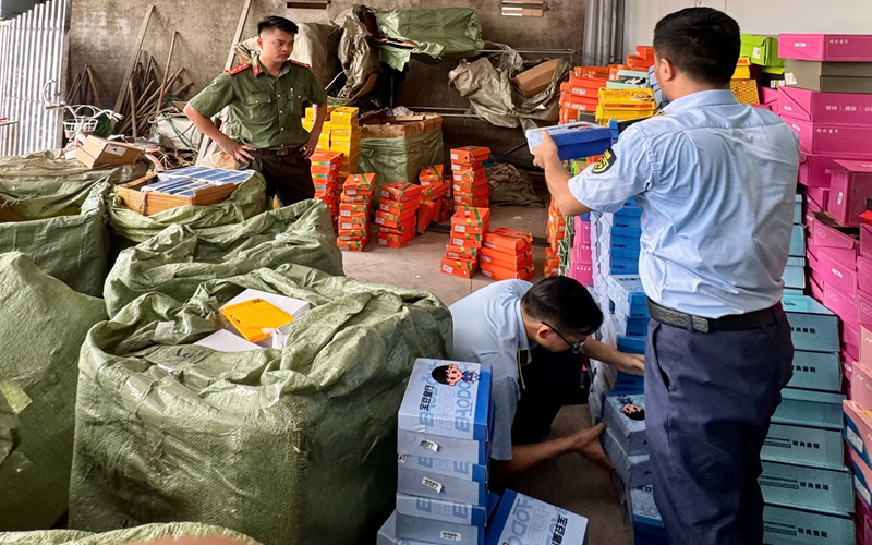 Tạm giữ hàng nghìn sản phẩm giầy dép, quần áo trẻ em nhập lậu và không rõ nguồn gốc, xuất xứ