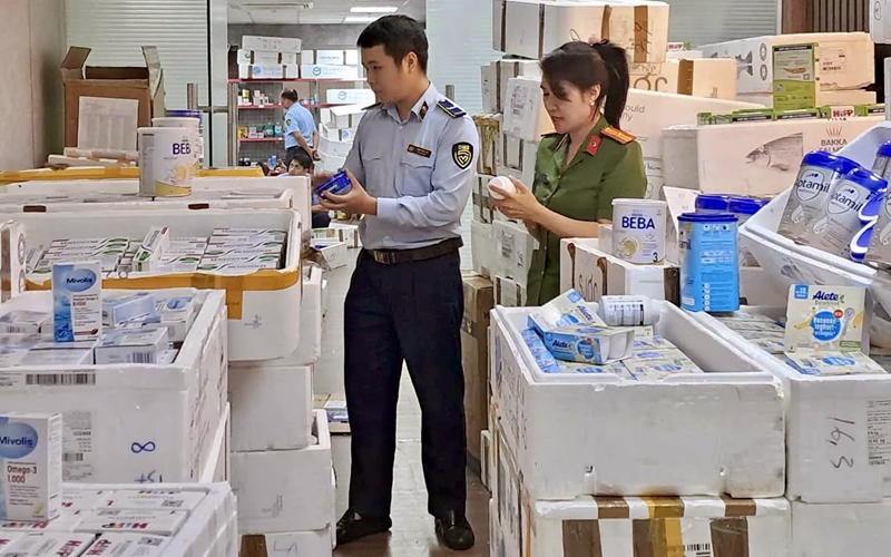Kiểm tra điểm chứa trữ sữa, thực phẩm chức năng, mỹ phẩm nhập lậu tại Hà Nội