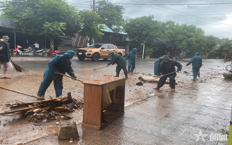 Quảng Trị: Gần 300 cán bộ, chiến sĩ khắc phục hậu quả mưa lũ