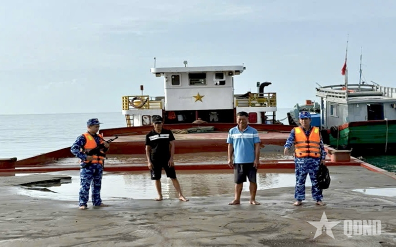 Cảnh sát biển Việt Nam tạm giữ 1 phương tiện vận chuyển cát không chứng minh nguồn gốc hợp pháp