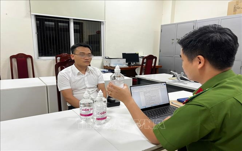 Bắt Phó chủ tịch UBND thị trấn Chúc Sơn (Hà Nội) vì sản xuất cồn giả