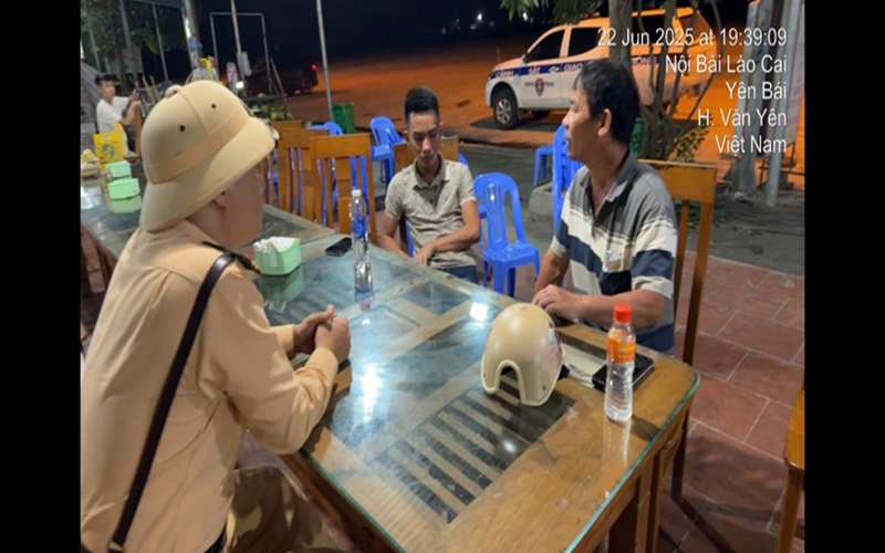 Cảnh sát giao thông kịp thời giúp đỡ thiếu niên lang thang trên cao tốc, đưa trở về với gia đình