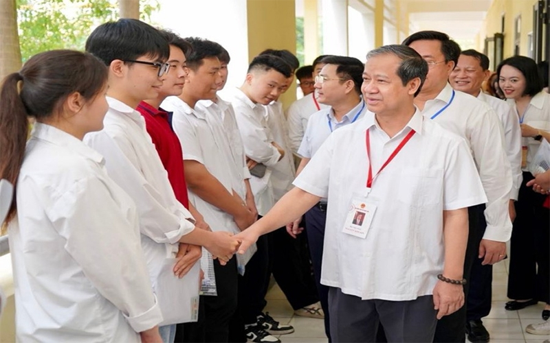 Kỳ thi tốt nghiệp THPT 2025: Bộ trưởng Bộ Giáo dục và Đào tạo kiểm tra công tác coi thi tại Vĩnh Phúc