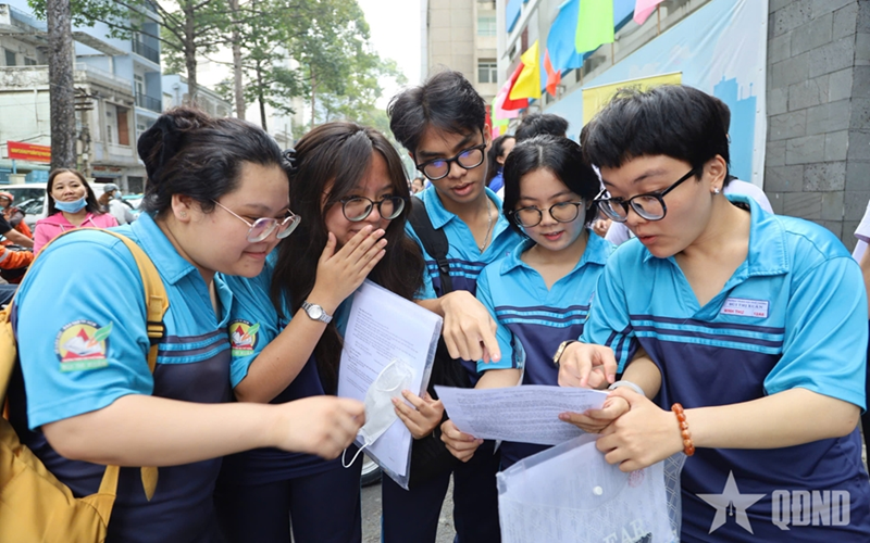 Thí sinh TP Hồ Chí Minh hứng khởi với phần viết về “vùng trời quê hương nào cũng là bầu trời Tổ quốc”