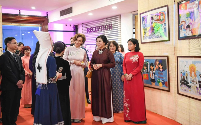 Phu nhân Tổng Bí thư Tô Lâm và Tổng giám đốc UNESCO Audrey Azoulay dự Triển lãm "Chúng tôi CÓ THỂ"