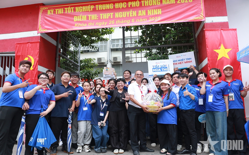 TP Hồ Chí Minh: Nét đẹp tình nguyện viên tiếp sức mùa thi