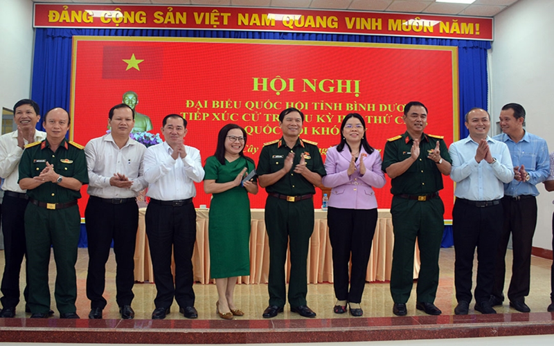 Đại tướng Nguyễn Tân Cương tiếp xúc cử tri tại tỉnh Bình Dương