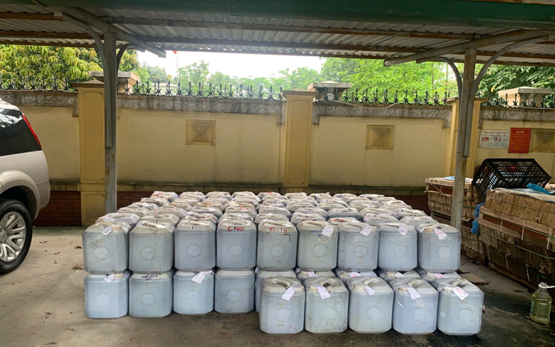 Phát hiện hơn 2.600 lít nước mắm không rõ nguồn gốc tại Long Biên, Hà Nội