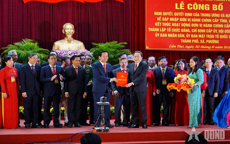 Chủ tịch Quốc hội Trần Thanh Mẫn dự Lễ công bố các Nghị quyết, Quyết định về sáp nhập đơn vị hành chính tại Cần Thơ