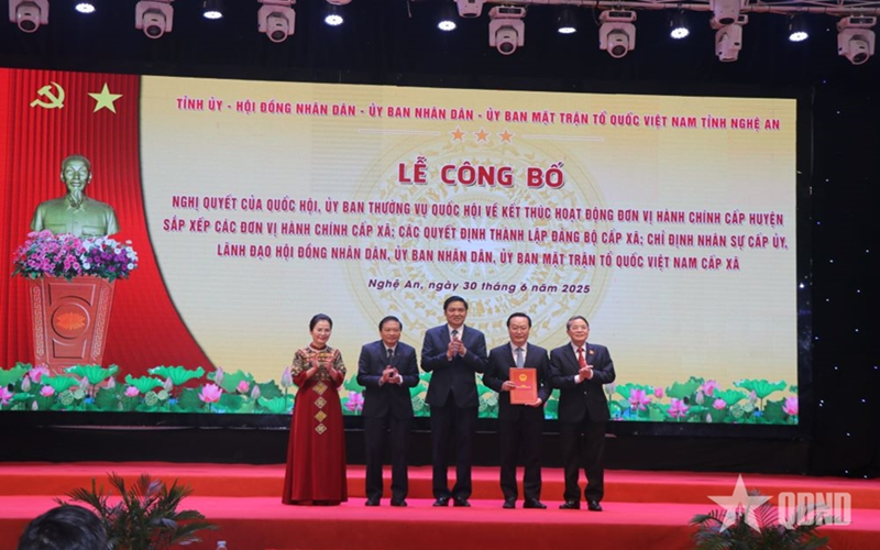 Nghệ An công bố các quyết định thực hiện chính quyền 2 cấp