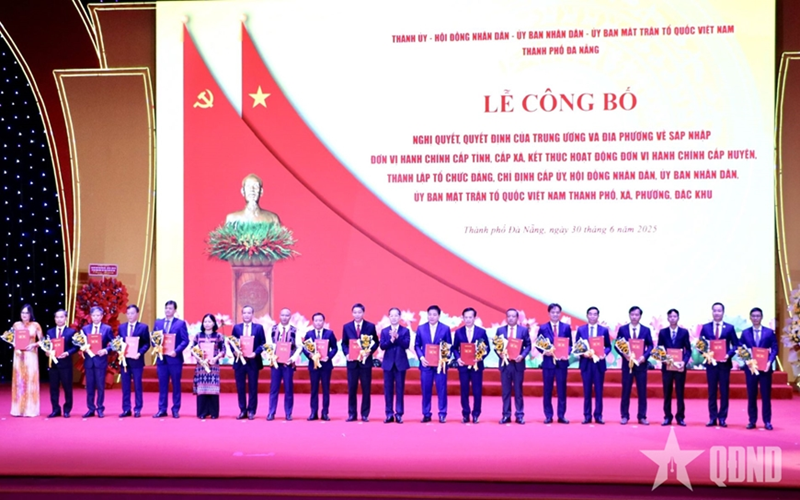 Đồng chí Trần Cẩm Tú dự lễ công bố nghị quyết, quyết định của Trung ương và địa phương về sáp nhập đơn vị hành chính cấp tỉnh, cấp xã tại Đà Nẵng