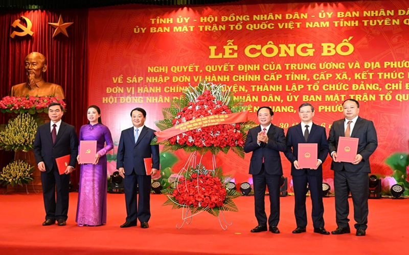 Thượng tướng Trịnh Văn Quyết dự, chỉ đạo Lễ công bố nghị quyết, quyết định về sáp nhập đơn vị hành chính tỉnh Tuyên Quang
