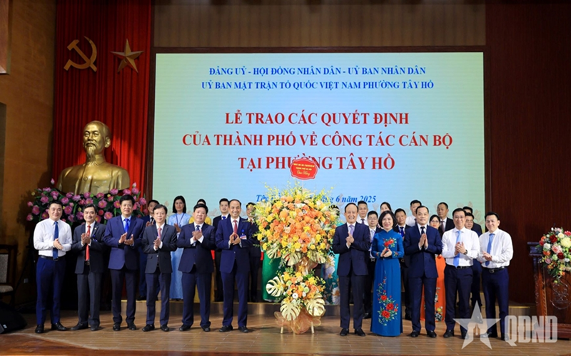 Hà Nội: Trao quyết định nhân sự các phường Tây Hồ, Phú Thượng và Hồng Hà