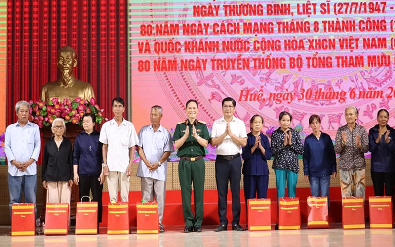 Bộ Quốc phòng hỗ trợ xây dựng Nhà văn hóa cộng đồng tránh lũ, tặng quà gia đình chính sách tại Huế