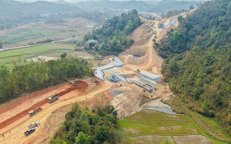 Vượt bất lợi thời tiết, bảo đảm mục tiêu thông tuyến cao tốc Đồng Đăng - Trà Lĩnh
