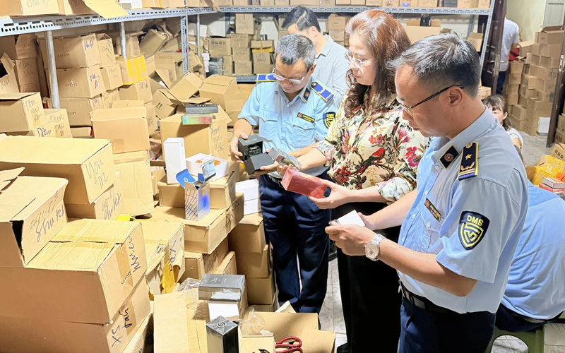 Hà Nội: phát hiện và bắt giữ hơn 2.000 vụ buôn lậu, hàng giả trong 06 tháng năm 2025