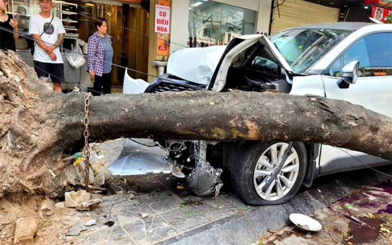 Hà Nội: Ô tô đâm liên hoàn nhiều xe máy, 5 người cấp cứu