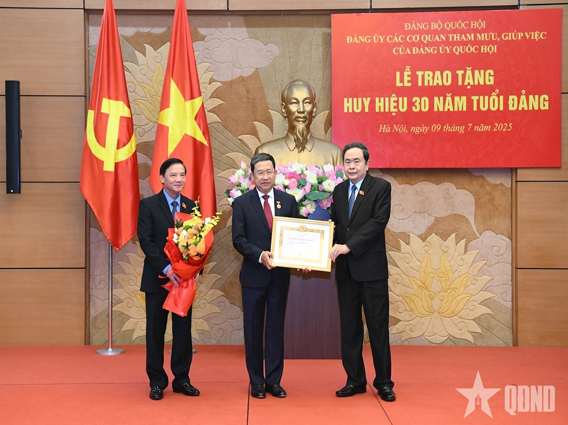 Chủ tịch Quốc hội Trần Thanh Mẫn dự lễ trao tặng Huy hiệu 30 năm tuổi Đảng