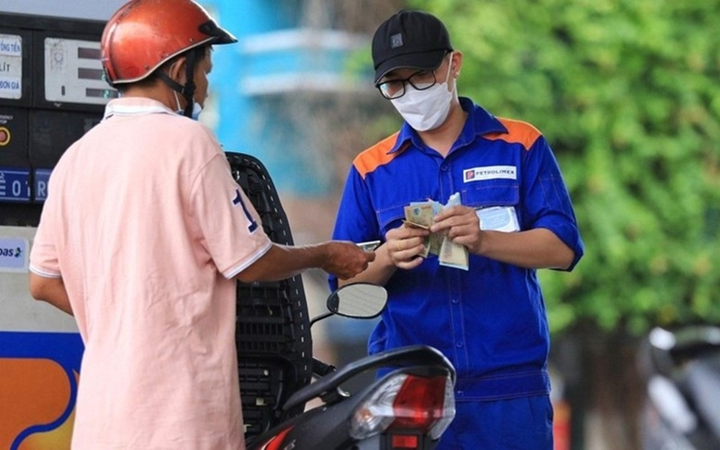 Từ chiều nay (10-7), giá xăng dầu tăng, xăng RON95 vượt 20.000 đồng/lít