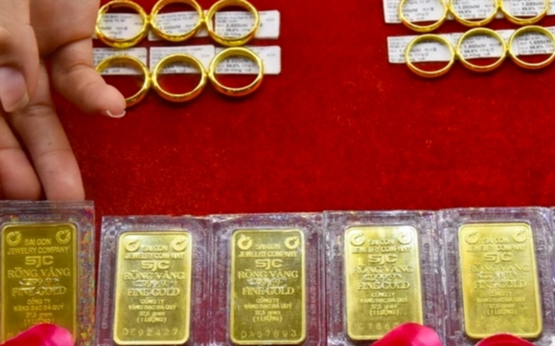 Giá vàng hôm nay (chiều 11-7): Vàng miếng SJC chạm mốc 121 triệu đồng/lượng