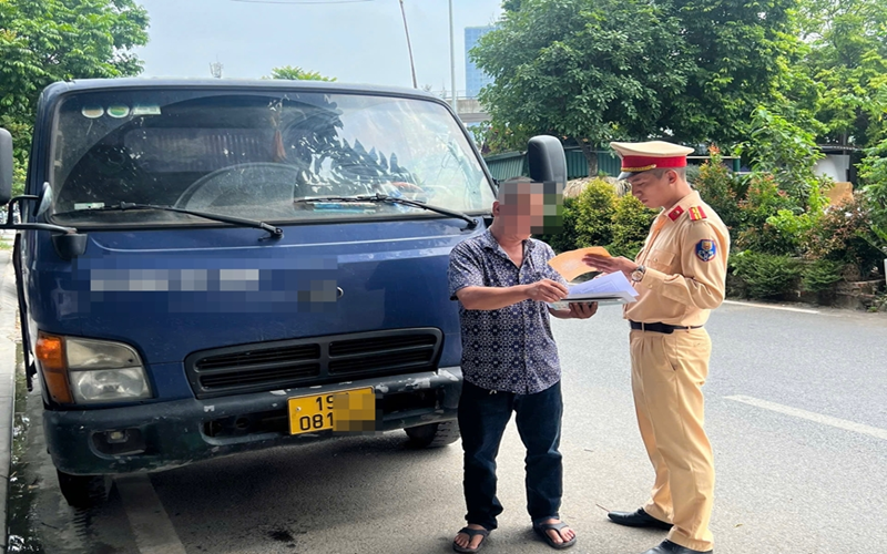 Xác minh, xử phạt tài xế điều khiển xe tải ''trèo'' qua dải phân cách giữa đường