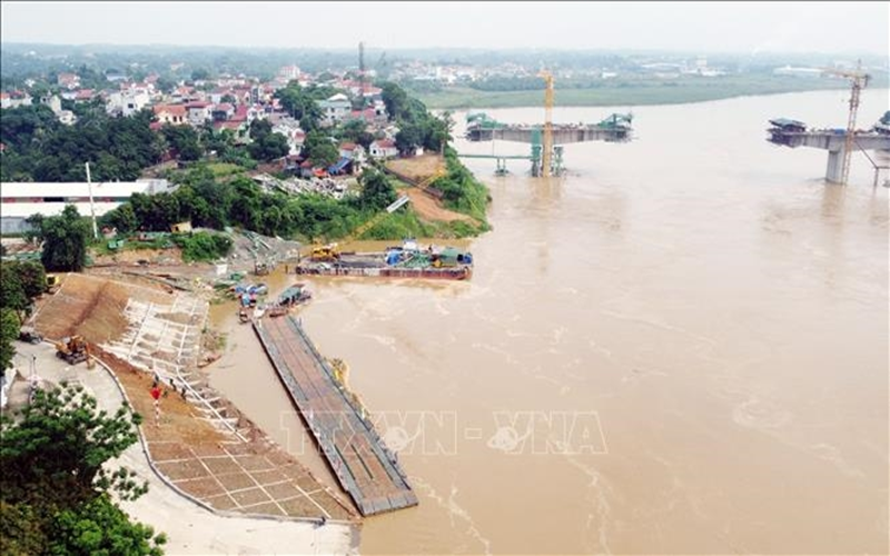Vận hành lại phà quân sự ở khu vực cầu Phong Châu