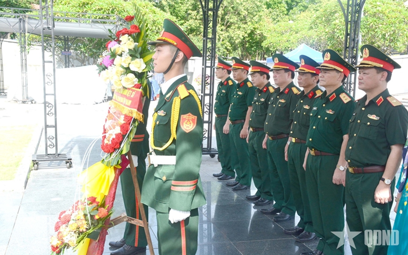 Trung tướng Phạm Trường Sơn tri ân, tặng quà đối tượng chính sách tại tỉnh Quảng Trị