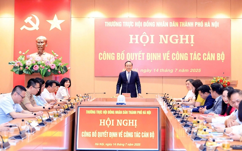 Hà Nội trao quyết định về công tác cán bộ của HĐND thành phố