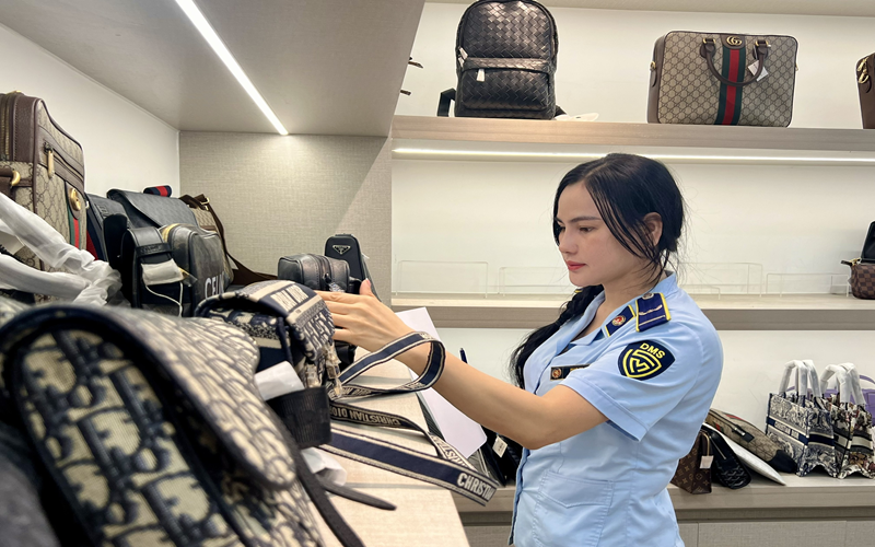Cửa hàng bán hàng hiệu giả mạo Gucci, Chanel, Dior bị phạt hơn 100 triệu đồng