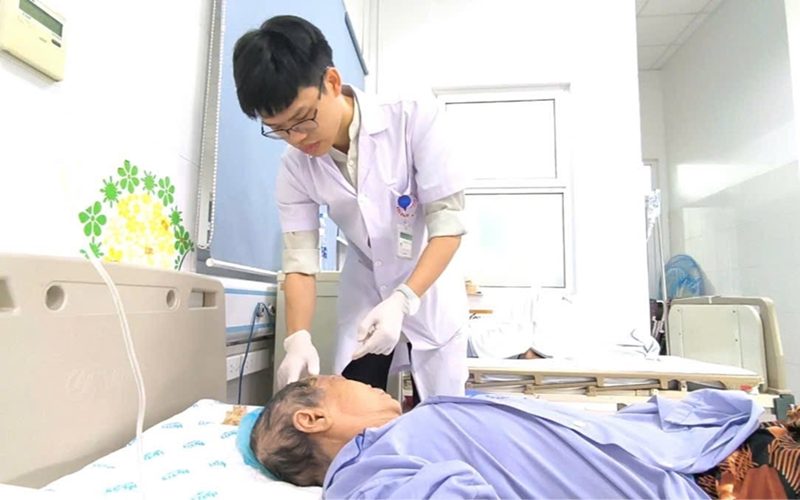 Hoại tử đầu do biến chứng nguy hiểm của zona