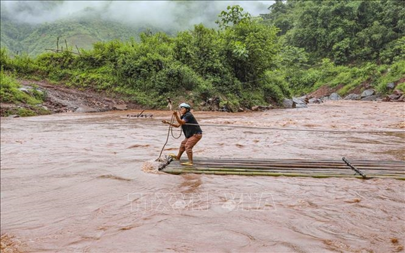 Điện Biên: Người dân liều mình đi bè tre qua suối lũ ở Nậm Kè