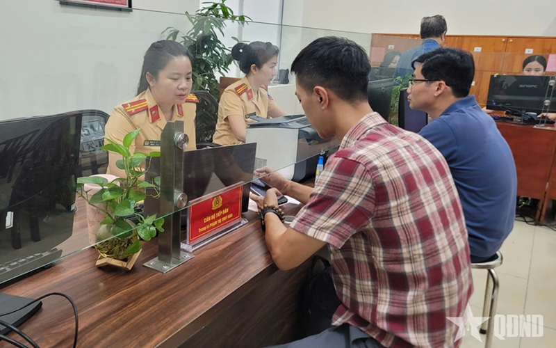 Hà Nội: Công an xã sẵn sàng làm ngoài giờ, ngày nghỉ phục vụ người dân đăng ký xe