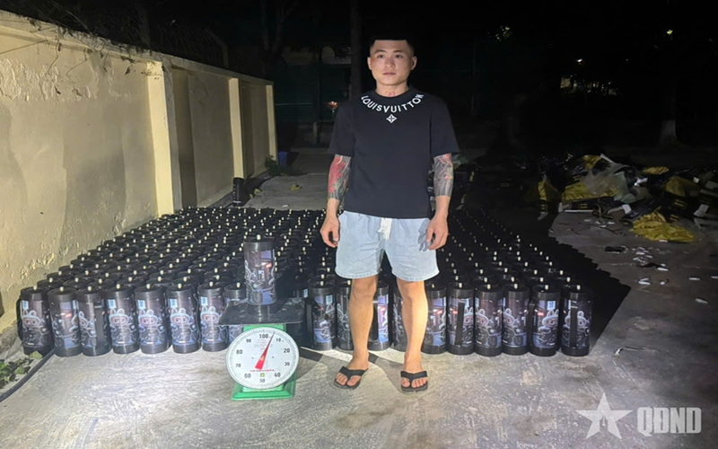 Đồn biên phòng Cửa khẩu Hoành Mô bắt giữ đối tượng vận chuyển 384 bình khí N20
