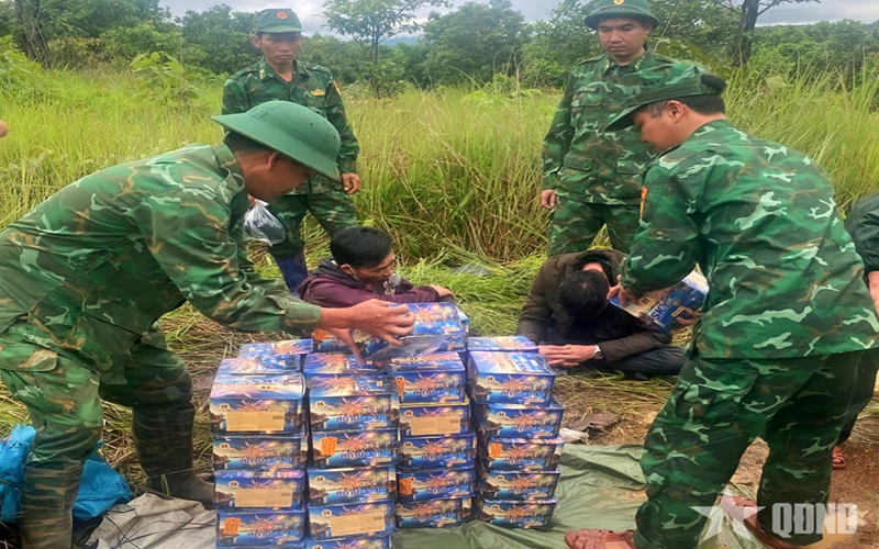 Bắt giữ hai đối tượng vận chuyển hơn 200kg pháo qua biên giới