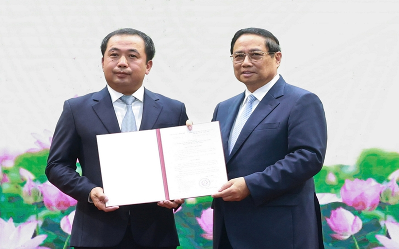 Thủ tướng Chính phủ Phạm Minh Chính trao Quyết định giao Quyền Bộ trưởng Bộ Nông nghiệp và Môi trường