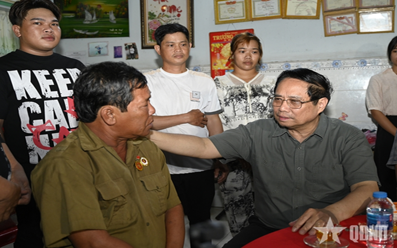 Thủ tướng Phạm Minh Chính thăm và tặng quà gia đình chính sách tại An Giang