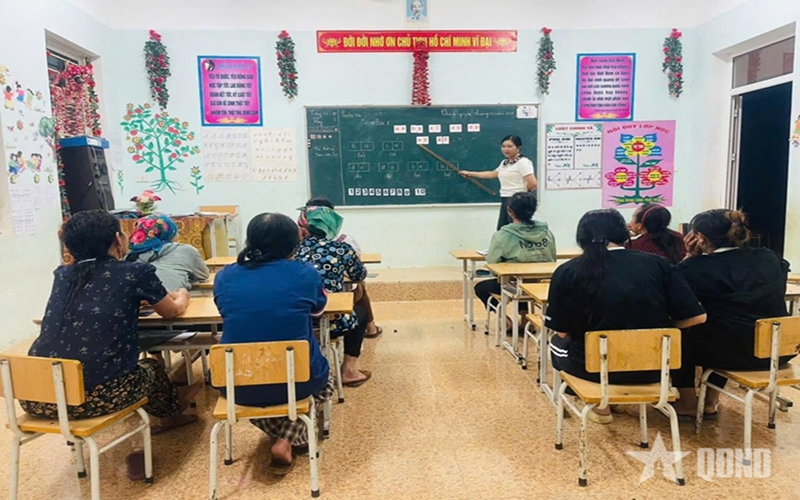 Lớp học về đêm ở bản biên giới