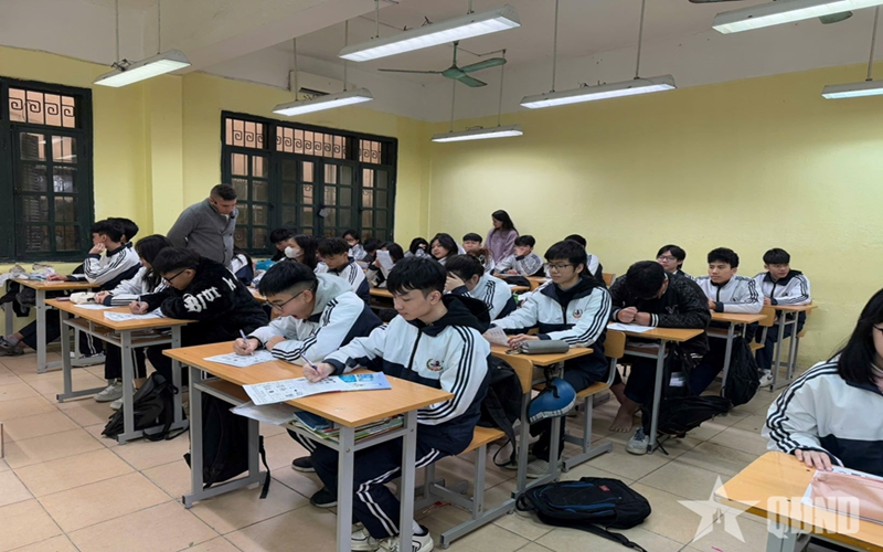 Cấm sử dụng điện thoại trong trường học: Nhìn từ lợi ích tích cực