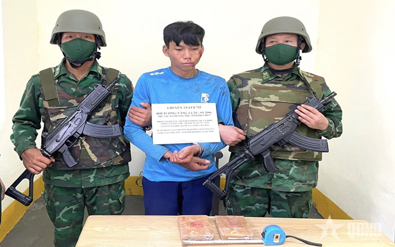 Lai Châu: Bắt quả tang đối tượng vận chuyển trái phép 2 bánh heroin