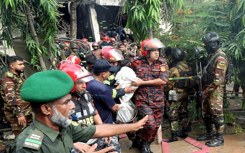 Rơi máy bay huấn luyện của quân đội Bangladesh, hàng chục người thương vong
