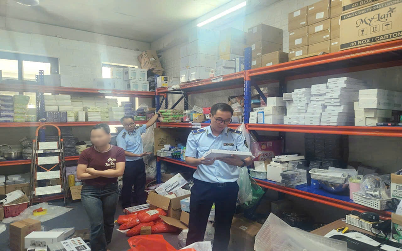 Tạm giữ lượng lớn đồ gia dụng không rõ nguồn gốc tại Hoàng Mai, Hà Nội