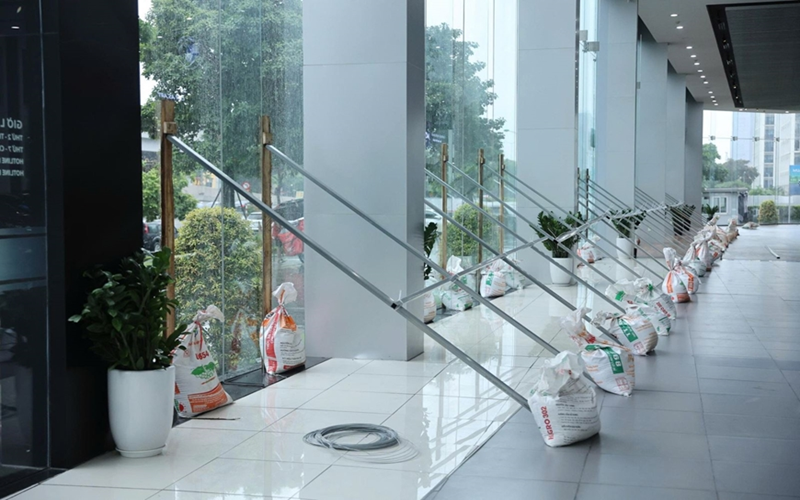 Người dân Thủ đô chằng chống nhà cửa sẵn sàng ứng phó bão Wipha