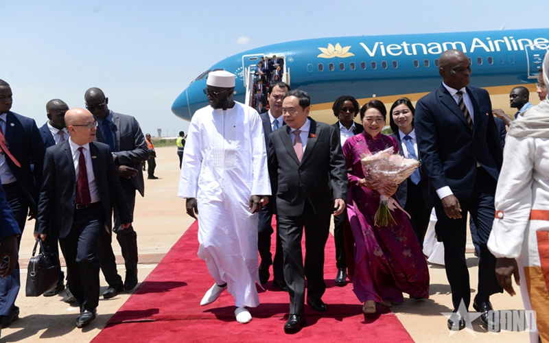 Chủ tịch Quốc hội Trần Thanh Mẫn và phu nhân tới Dakar, bắt đầu chuyến thăm chính thức Cộng hòa Senegal