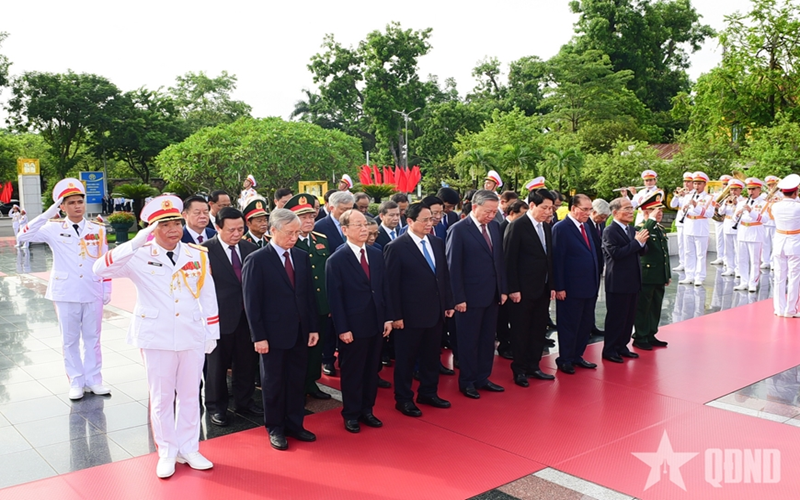 Lãnh đạo Đảng, Nhà nước, Quân đội dâng hoa tưởng niệm các Anh hùng liệt sĩ và vào Lăng viếng Chủ tịch Hồ Chí Minh