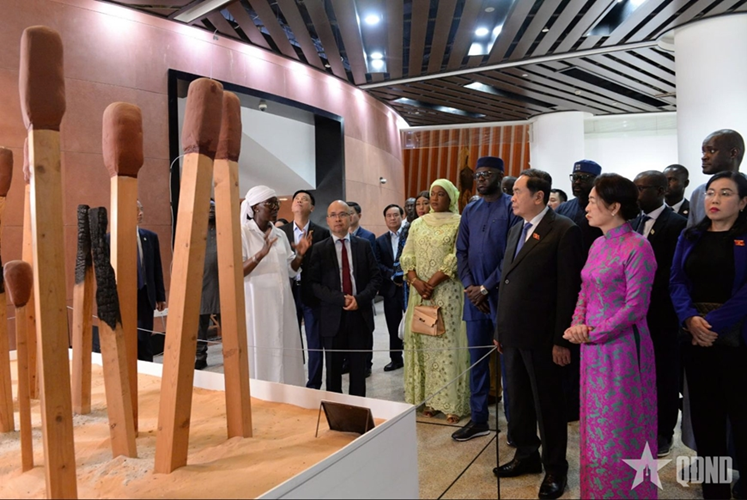 Chủ tịch Quốc hội Trần Thanh Mẫn và phu nhân thăm Bảo tàng Văn minh châu Phi