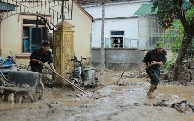 Cảnh sát cơ động giúp dân khắc phục hậu quả do ảnh hưởng của cơn bão số 3