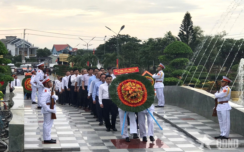 Lãnh đạo tỉnh Lâm Đồng dâng hương tưởng niệm các anh hùng, liệt sĩ