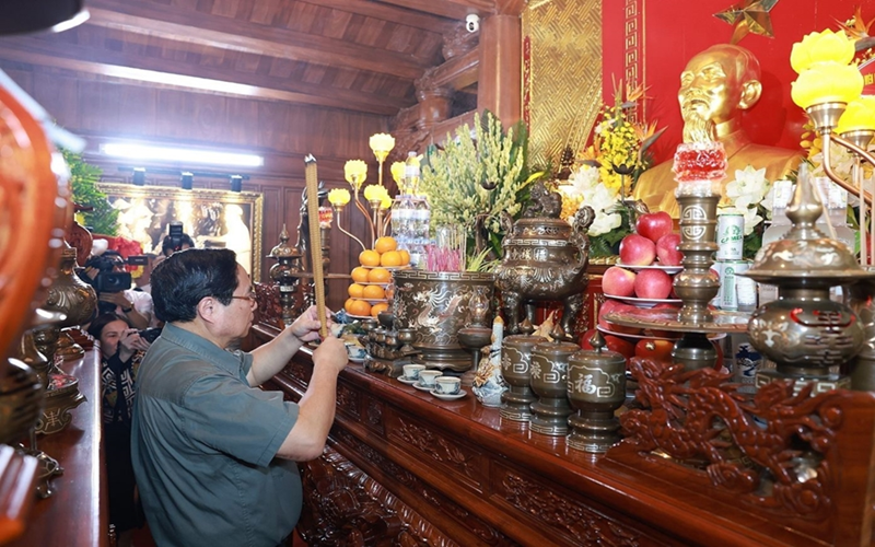 Thủ tướng Phạm Minh Chính dâng hương Chủ tịch Hồ Chí Minh và các Anh hùng liệt sĩ tại Quảng Trị